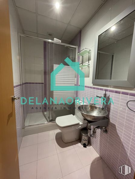 Oficina en venta en Calle Perú, Las Rozas de Madrid, Madrid, 28290 con inodoro, espejo, fregadero, grifo, accesorio de fontanería, lavabo de baño, propiedad, edificio, baño y morado alrededor