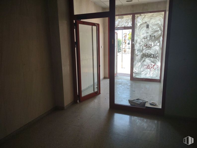 Retail for sale at Calle María Zayas, Arganda del Rey, Madrid, 28500 with mirror, door, window, building, fixture, wood, floor, flooring, hardwood and hall around