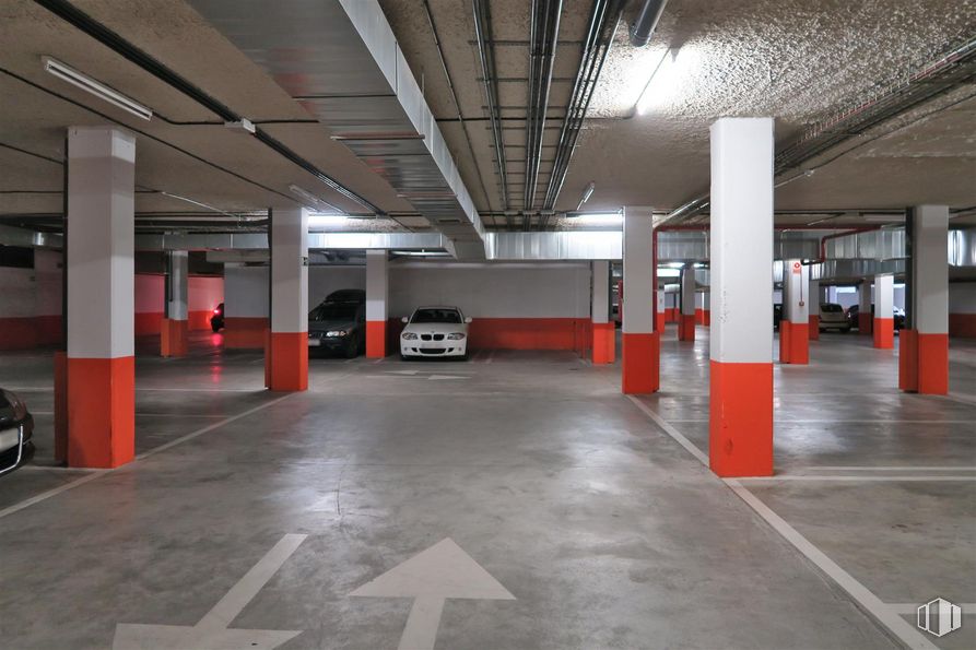 Oficina en alquiler y venta en Edificio Espacios Baluarte, Carretera Fuencarral a Alcobendas, 14, Fuencarral - El Pardo, Madrid, 28049 con luz de estacionamiento, edificio, vehículo, coche, interiorismo, asfalto, accesorio, suelo, suelos y aparcamiento alrededor