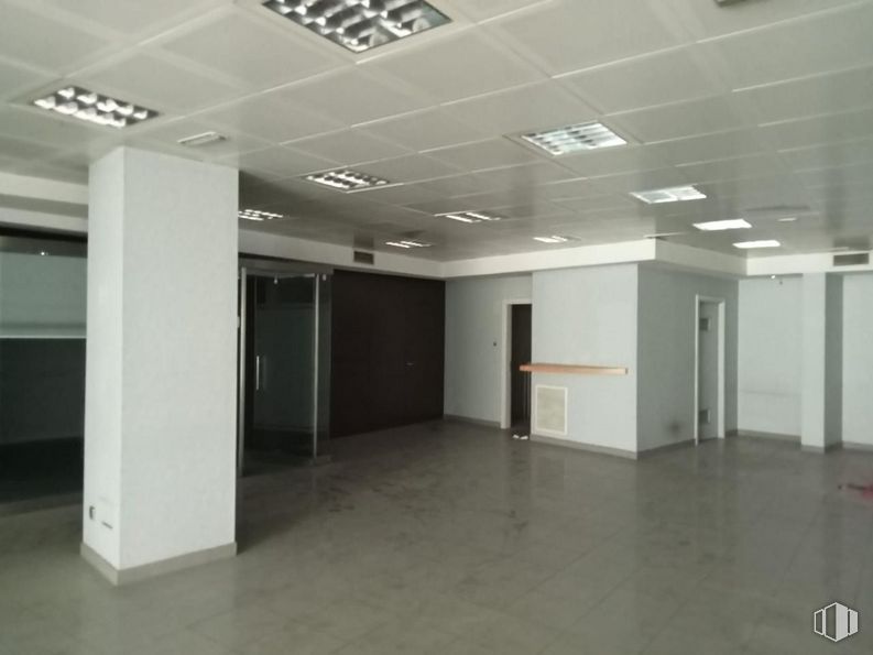 Retail for rent at Calle Baleares, Móstoles, Madrid, 28931 with furniture, interior design, building, fixture, flooring, floor, hall, material property, ceiling and space around