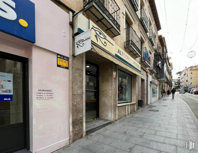 Local en alquiler en Calle Miguel Fluiters, Guadalajara, 19001 con edificio, ventana, puerta, barrio, superficie de la carretera, fachada, acera, ciudad, carretera y diseño urbano alrededor