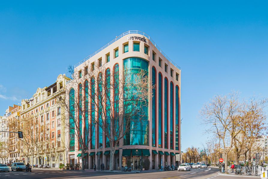 Oficina en alquiler en Paseo Castellana, 43, Chamberí, Madrid, 28046 con edificio, cielo, ventana, azul, rueda, árbol, bloque de pisos, coche, diseño urbano y condominio alrededor