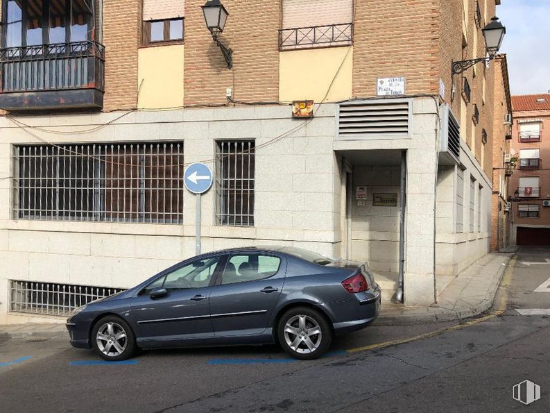 Retail for sale at Avenida Plaza de Toros, 12, Toledo, 45003 with wheel, car, window, building, tire, automotive parking light, land vehicle, vehicle, automotive tire and infrastructure around