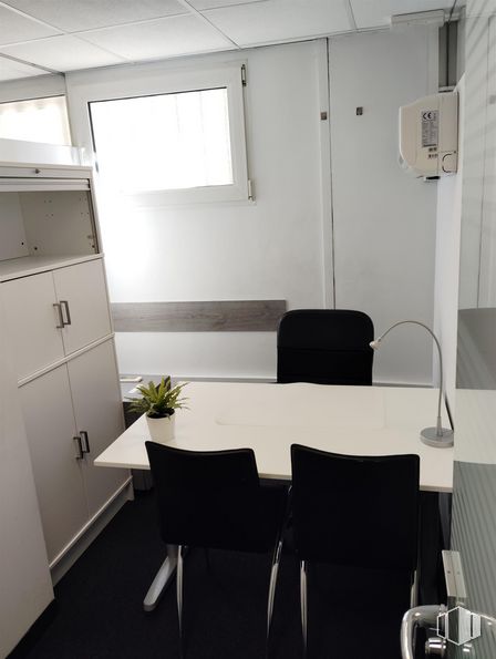 Oficina en alquiler en Calle Puerto Rico, 4, Majadahonda, Madrid, 28220 con silla, ventana, alumbrado, mesa, planta de interior, escritorio, mueble, edificio, interiorismo y suelo alrededor