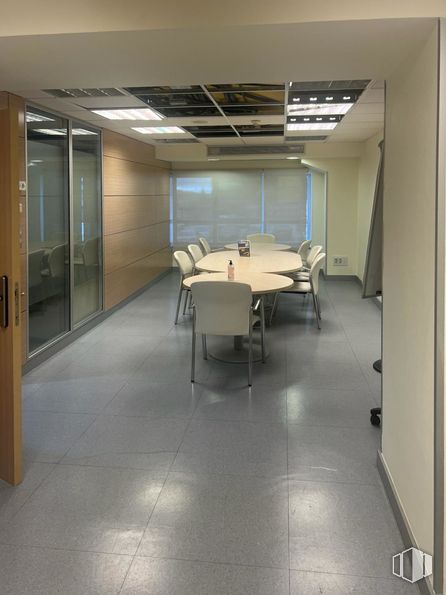 Oficina en alquiler en Avenida América, Alcorcón, Madrid, 28922 con silla, mesa, accesorio, interiorismo, suelos, suelo, edificio, hall, suelo de baldosas y sombra alrededor