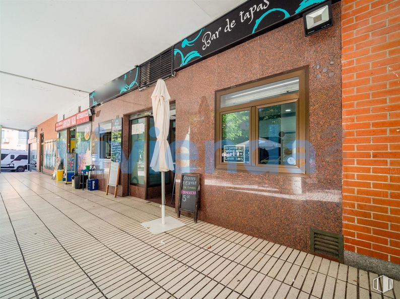 Retail for sale at Calle Arcos, San Blas - Canillejas, Madrid, 28032 with window, door, brick, brickwork, public space, wall, road surface, sidewalk, real estate and wood around