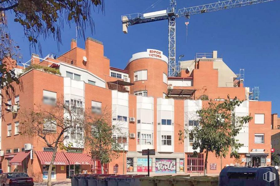 Local en venta en Zona Tetuán, Tetuán, Madrid, 28039 con coche, cielo, edificio, ventana, planta, árbol, diseño urbano, condominio, bloque de pisos y zona residencial alrededor