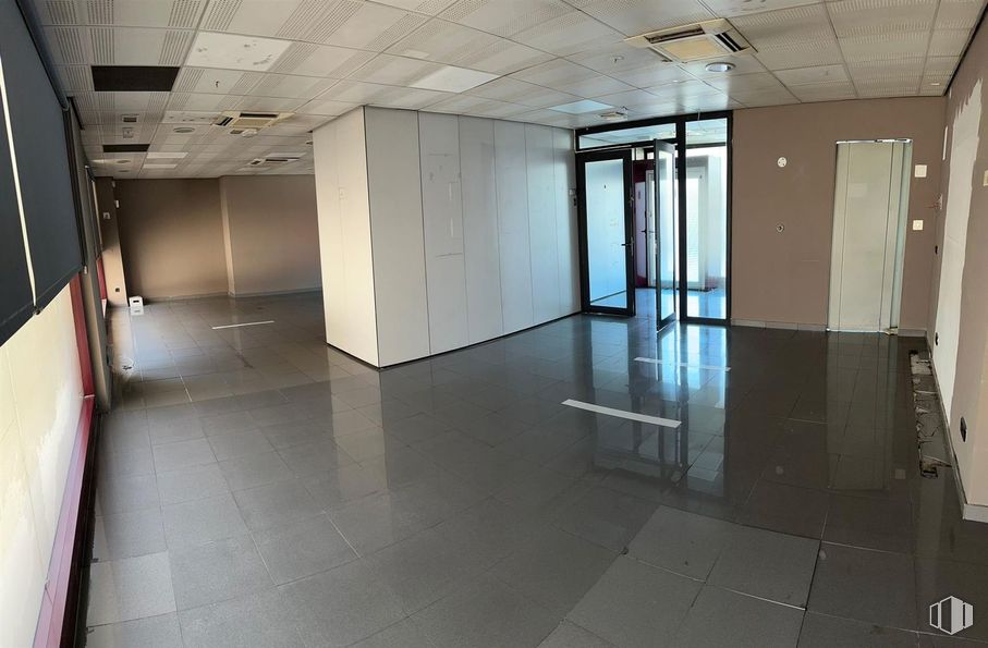 Local en alquiler en Carretera Villaverde a Vallecas, 3500, Villa de Vallecas, Madrid, 28053 con accesorio, edificio, suelo, suelos, hall, propiedad material, inmobiliario, vidrio, techo y área metropolitana alrededor