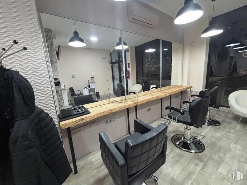 Retail for rent at Calle Campo Estrella, Fuencarral - El Pardo, Madrid, 28050 with chair, light fixture, lighting, interior design, furniture, flooring, floor, beauty salon, barber chair and ceiling around