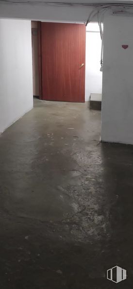 Local en alquiler en Barrio de la Concepción, Ciudad Lineal, Madrid, 28027 con puerta, marrón, propiedad, accesorio, madera, suelo, piso, suelo de baldosas, propiedad material y material compuesto alrededor