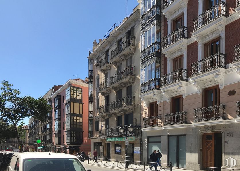 Retail for sale at Zona Universidad, Centro, Madrid, 28015 with car, building, person, sky, property, window, vehicle, infrastructure, urban design and neighbourhood around