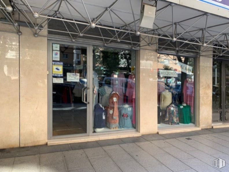 Local en alquiler y venta en Calle Marroquina, Moratalaz, Madrid, 28030 con ropa, puerta, venta al por menor, fachada, ciudad, vidrio, accesorio, edificio comercial, edificio y uso mixto alrededor