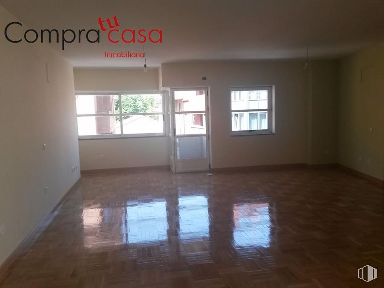 Oficina en alquiler en Calle del Escultor Marinas, 3, Segovia, 40002 con ventana, mediante, propiedad, accesorio, madera, entrada, diseño de interiores, suelo, piso, propiedad material y sombra alrededor