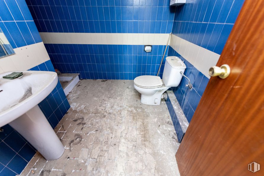 Retail for sale & for rent at Calle Gaztambide, Chamberí, Madrid, 28015 with toilet, sink, plumbing fixture, property, toilet seat, blue, bathroom, bathroom sink, purple and interior design around