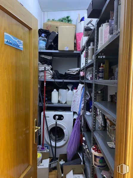 Retail for sale at Calle Fragua, Ontígola, Toledo, 45340 with washing machine, shelving, shelf, laundry room, major appliance, bag, plastic, closet, clothes dryer and wire around