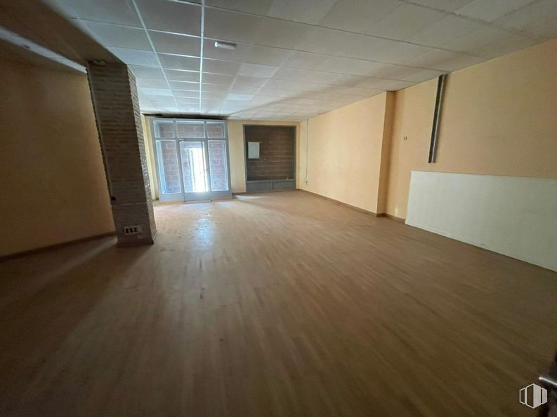 Retail for sale at Calle Ingeniero Mariño, Guadalajara, 19001 with wood, hall, flooring, floor, fixture, wood stain, hardwood, laminate flooring, ceiling and varnish around