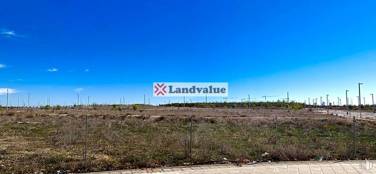 Land for sale at PI UZP 2.01 Desarrollo Este-Cañaveral, Vicálvaro, Madrid, 28052 with traffic sign, sky, plant, natural landscape, land lot, asphalt, horizon, plain, road and grass around