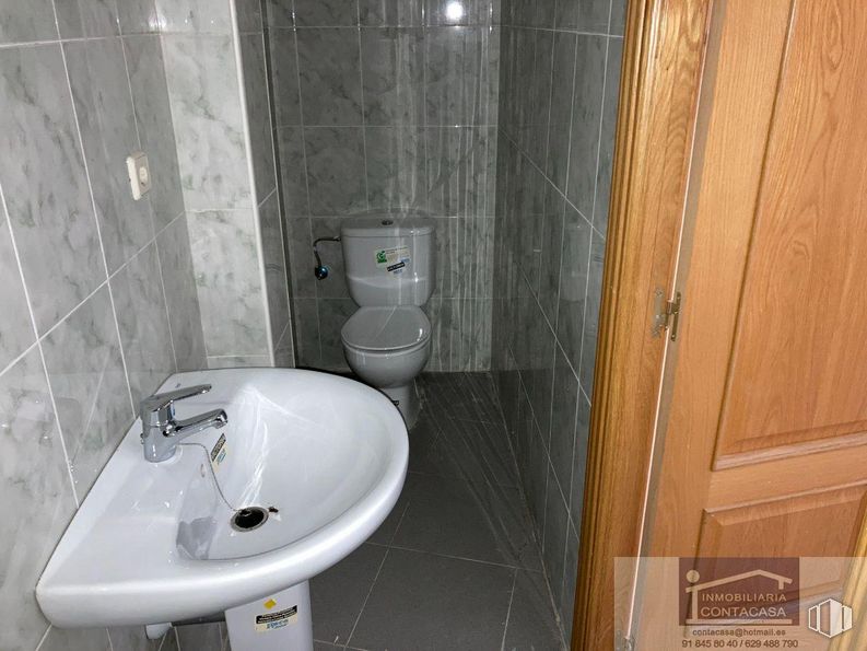 Retail for sale at Zona Centro, Colmenar Viejo, Madrid, 28770 with toilet, sink, property, plumbing fixture, tap, bathroom sink, building, bathroom, purple and fluid around