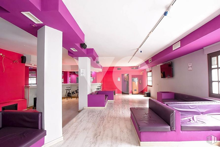 Retail for rent at Zona Renfe, El Escorial, Madrid, 28280 with couch, building, purple, decoration, house, comfort, hall, window, pink and violet around