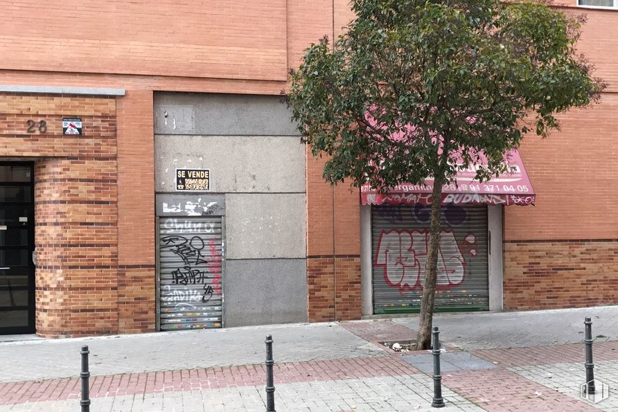 Local en venta en Calle Pergamino, 28, Vicálvaro, Madrid, 28032 con edificio, ventana, superficie de carretera, planta, material de construcción, ladrillo, albañilería, puerta, diseño urbano y asfalto alrededor