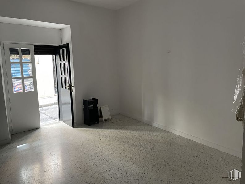 Local en alquiler y venta en Zona Rastro, Centro, Madrid, 28005 con puerta, edificio, propiedad, accesorio, madera, suelo, piso, pasillo, madera y casa alrededor