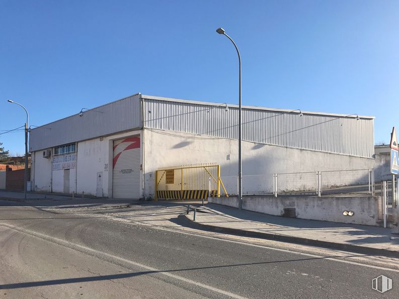 Nave en venta en Avenida Castilla - La Mancha, 16, Alameda de la Sagra, Toledo, 45240 con edificio, cielo, luz de la calle, asfalto, superficie de carretera, material compuesto, edificio comercial, fachada, ciudad y gas alrededor