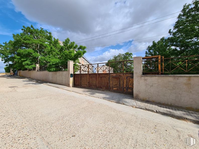 Nave en venta en Casco urbano, Cantimpalos, Segovia, 40360 con nube, cielo, superficie de la carretera, árbol, asfalto, madera, lote de terreno, paisaje, zona rural y valla alrededor