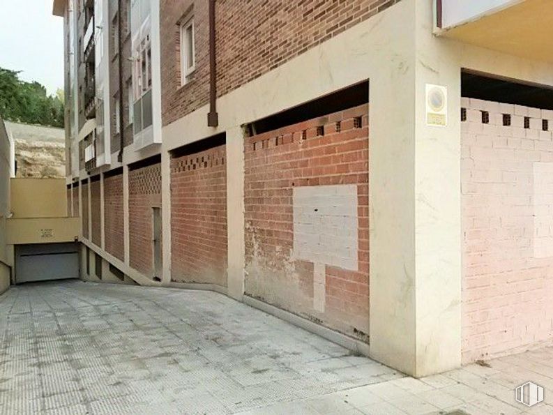 Retail for sale & for rent at Calle Agustín Rodríguez Sahagún, Ávila, 05003 with building, road surface, brick, wood, brickwork, fixture, flooring, floor, composite material and building material around