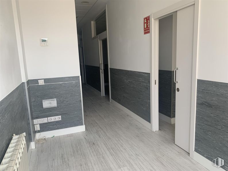 Retail for rent at Calle Puerto de Somport  , Fuencarral - El Pardo, Madrid, 28050 with door, building, fixture, wood, floor, automotive exterior, flooring, hardwood, house and home door around