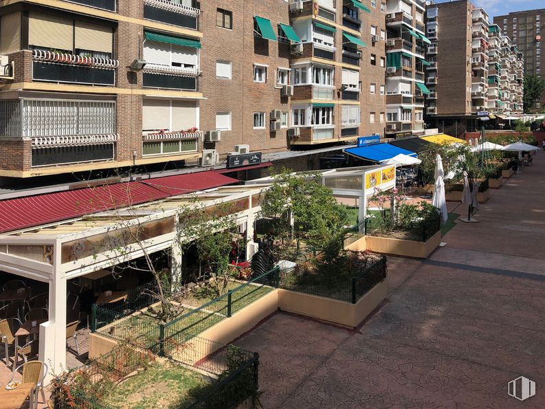 Local en alquiler y venta en Zona Moratalaz, Moratalaz, Madrid, 28030 con edificio, planta, ventana, diseño urbano, condominio, barrio, espacio público, sombra, propiedad material y bloque de torres alrededor