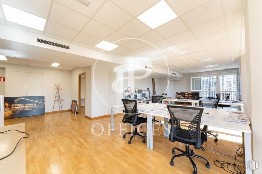 Oficina en venta en Paseo Castellana, Tetuán, Madrid, 28046 con silla, alumbrado, mueble, mesa, edificio, silla de oficina, arquitectura, suelo, ordenador personal y pantalla de ordenador alrededor