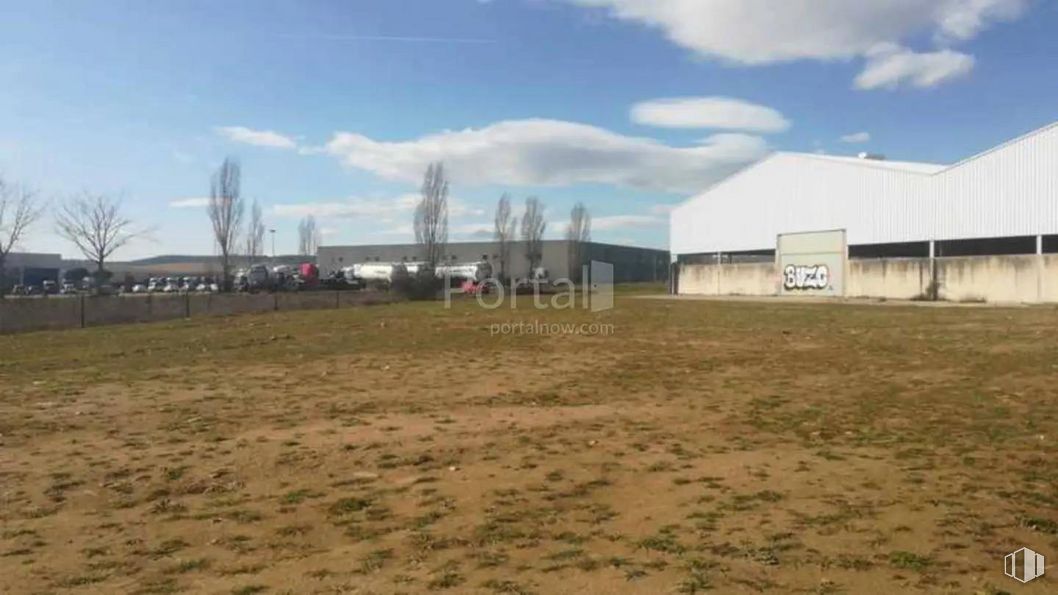 Industrial for sale at Zona Industrial, Torrejón del Rey, Guadalajara, 19174 with building, cloud, sky, land lot, grass, plant, plain, landscape, grassland and gas around