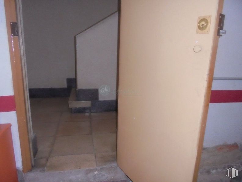 Local en venta en Calle Alfonso VI, Segovia, 40004 con espejo, edificio, madera, accesorio, pavimento, gas, material compuesto, madera, casa y techo alrededor