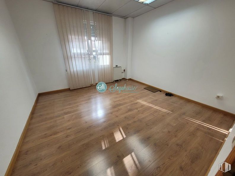 Retail for rent at Paseo Ezequiel González, Segovia, 40002 with brown, fixture, wood, flooring, hall, wood stain, hardwood, shade, composite material and building around