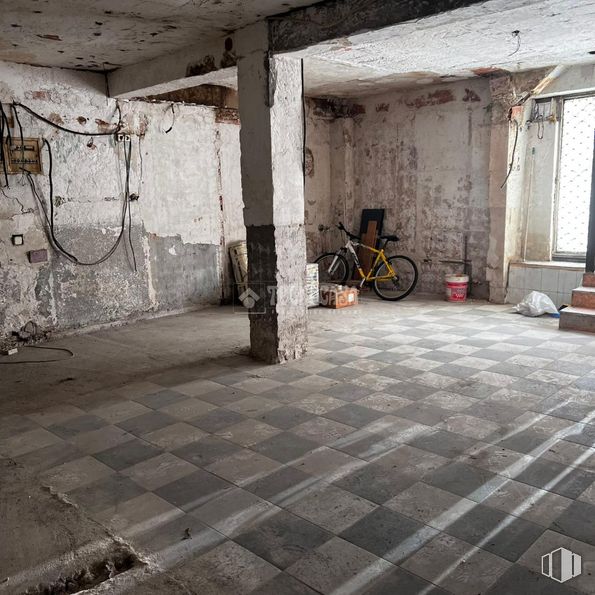 Retail for sale at Calle Andalucía, Getafe, Madrid, 28903 with bicycle, tire, wheel, building, road surface, grey, wood, bicycle wheel, flooring and floor around