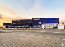 Industrial for sale at Zona Villaverde, Villaverde, Madrid, 28021 with building, sky, cloud, tire, automotive tire, asphalt, road surface, wheel, vehicle and city around