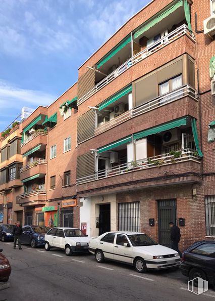 Local en alquiler y venta en Calle Toboso, 122, Carabanchel, Madrid, 28019 con coche, edificio, persona, ventana, rueda, vehículo terrestre, cielo, luz de estacionamiento automotriz, nube y propiedad alrededor