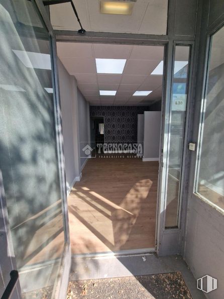 Local en venta en Calle Vía Carpetana, Carabanchel, Madrid, 28047 con lámpara, puerta, accesorio, edificio, suelos, suelo, madera, material compuesto, sombra y techo alrededor