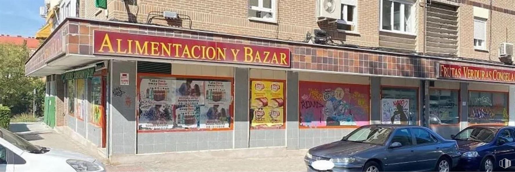 Local en venta en Zona Vinateros, Moratalaz, Madrid, 28030 con coche, ventana, luz de estacionamiento, propiedad, edificio, vehículo, neumático, fachada, vehículo de motor y fuente alrededor