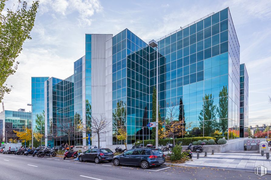 Oficina en alquiler en Edificio Egeo, Avenida Partenón, 4-6 , Barajas, Madrid, 28042 con edificio, coche, vehículo terrestre, cielo, rueda, neumático, nube, planta, arquitectura y diseño urbano alrededor