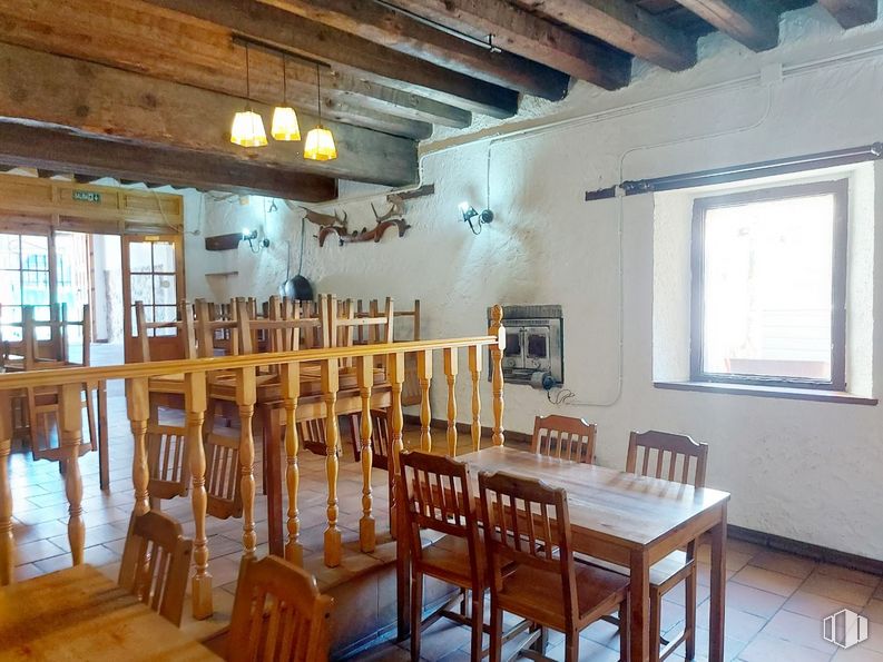 Local en alquiler en Zona centro, San Ildefonso, Segovia, 40100 con silla, alumbrado, ventana, mesa de cocina y comedor, mesa, propiedad, mueble, madera, vajilla y interiorismo alrededor