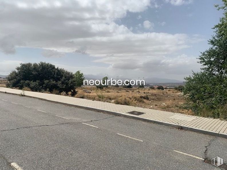 Land for sale at Calle Albacete, Ávila, 05004 with cloud, sky, plant, asphalt, road surface, land lot, grass, tree, tar and cumulus around