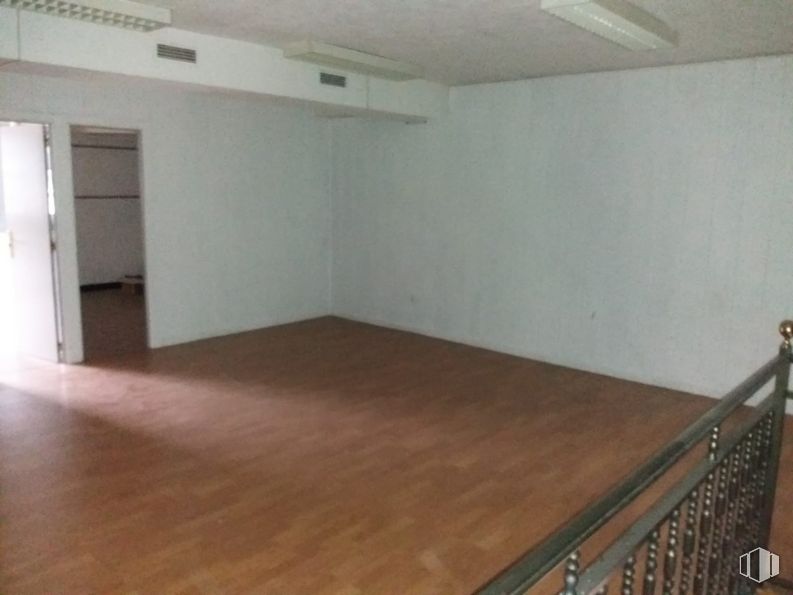 Local en alquiler y venta en Zona Avenida de Madrid, Arganda del Rey, Madrid, 28500 con edificio, madera, suelo, hall, suelos, casa, pared, accesorio, tinte para madera y madera dura alrededor