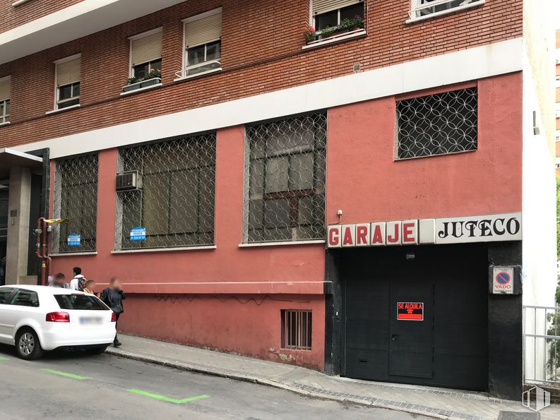 Retail for sale & for rent at Calle Manuel Luna, 1, Tetuán, Madrid, 28020 with car, window, building, tire, automotive parking light, property, wheel, vehicle, plant and automotive tail & brake light around