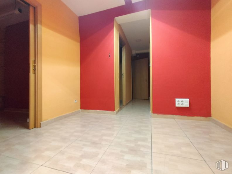 Oficina en alquiler en Zona Industrial, Coslada, Madrid, 28823 con puerta, hall, accesorio, suelos, suelo, madera, techo, suelo de baldosas, tintes y matices y fachada alrededor