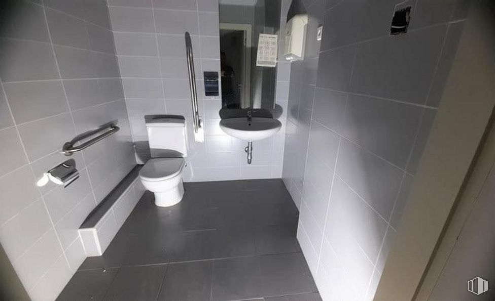 Retail for sale & for rent at Zona Acacias, Arganzuela, Madrid, 28005 with toilet, sink, plumbing fixture, bathroom, automotive design, fixture, interior design, floor, flooring and paper towel around