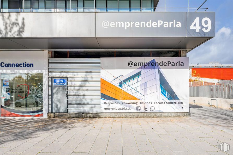 Local en alquiler en Edificio Leguario, Avenida del Leguario, 49, Parla, Madrid, 28980 con durante el día, arquitectura, pared, cielo, fachada, fuente, gas, ciudad, arte y asfalto alrededor