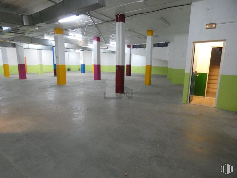 Retail for sale at Sector Escultores, Tres Cantos, Madrid, 28760 with door, building, fixture, flooring, floor, parking, gas, ceiling, paint and concrete around