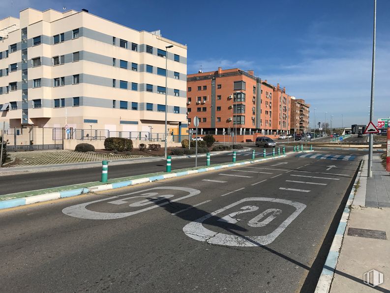 Local en alquiler en Avenida Europa, 122, Valdemoro, Madrid, 28341 con edificio, cielo, ventana, día, nube, superficie de la carretera, asfalto, diseño urbano, arquitectura y paso de cebra alrededor