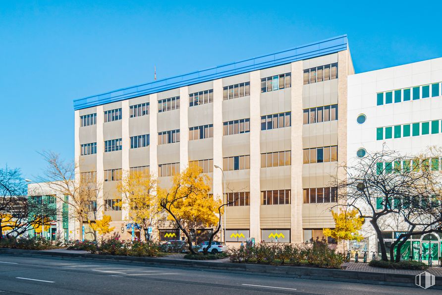 Office for rent at Calle Méndez Álvaro, 9 , Arganzuela, Madrid, 28045 with building, sky, plant, window, tree, urban design, condominium, tower block, street light and residential area around